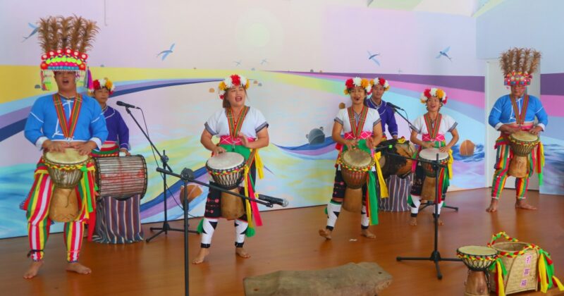 寶抱鼓，位在努瓦里岸文化劇場帶來的精彩震撼演出，表演者來自阿美族，大家以部落常見浮球（阿美族語PAW PAW），鼓面用羊皮、漂流木當成鼓座，拍打極為嘹亮的鼓聲，傳統表演
