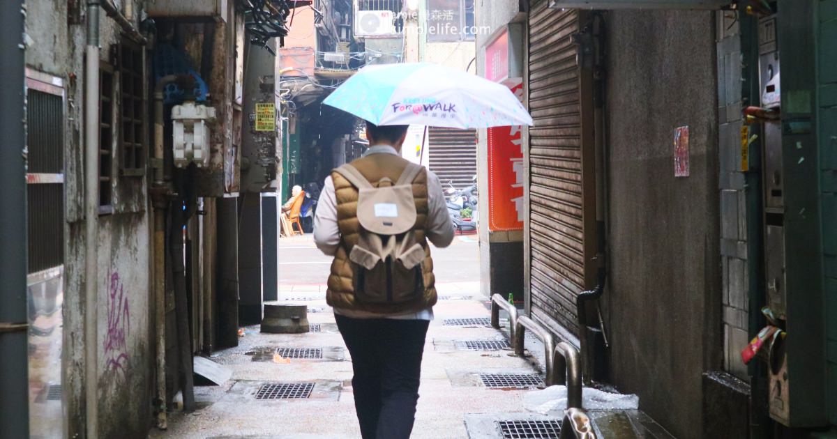 走在基隆西岸旅客中心港邊、東岸碼頭以其周邊，當年以船為意象打造財政部關務屬基隆關、陽明海洋文化藝術館，在經過二次世界大戰洗禮，如今外觀依舊，透過圓形樓梯、台階將那時生活景貌往我們這一代送，如果說雨都是對基隆的印象，那麼隨在地人腳步而走的我，多發現的是讓人眼睛為之一亮新鮮事物。