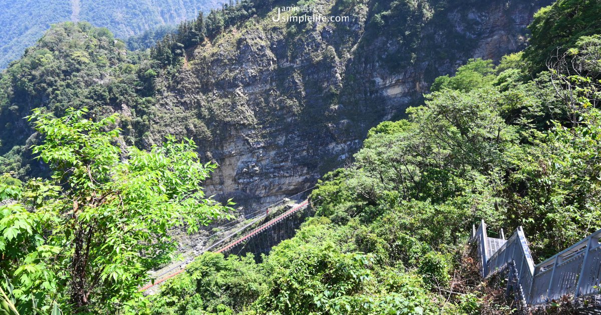 挑戰型依希岸天時棧道前100公尺為水泥路，之後至全長707公尺則為高架鋼網，打造3300階梯，穿梭在竹林山谷間，登高望遠有相當迷人風景。