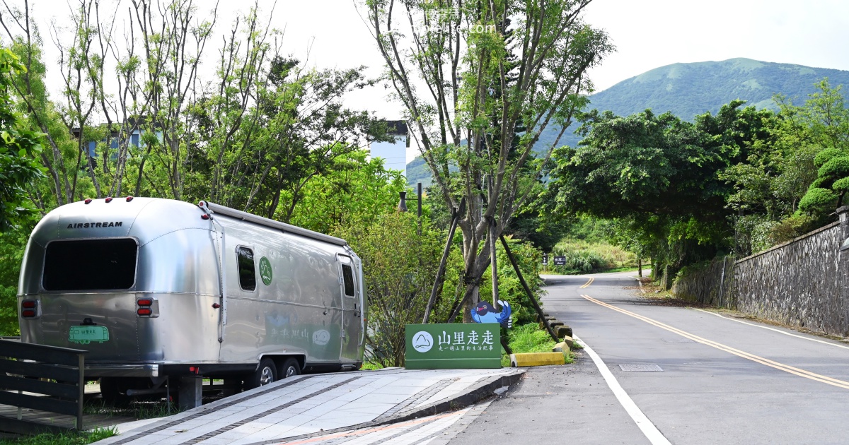 生在台灣，台2線沿北海岸地區所興建的道路，起於新北淡水關渡、迄至宜蘭蘇澳，其一金山至基隆路段「基金公路」歷史悠久，串連北海岸重要聯絡道路，也為北海岸帶來觀光，只要一個轉身海岸的美、大山的壯闊可以很輕易的在眼前，同時出現，不必翻山越嶺，放心旅遊新北金山、萬里，公路像詩一般的浪漫景色。