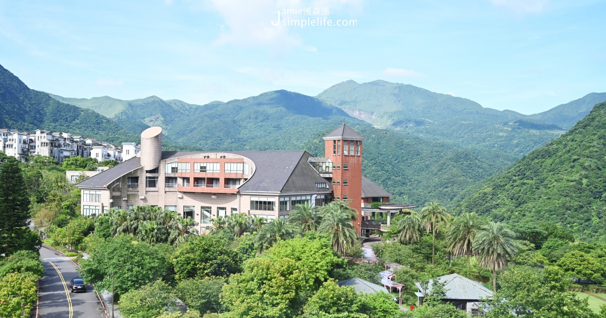 在山裡待著解身體的渴，延續沁涼，早耳聞這間《陽明山天籟渡假酒店》，寧靜不僅拋開城市喧囂，躺在露天風呂，迎面層層疊疊大山早已久候多時，為我們雙眼減壓、好好按摩勞累的心。