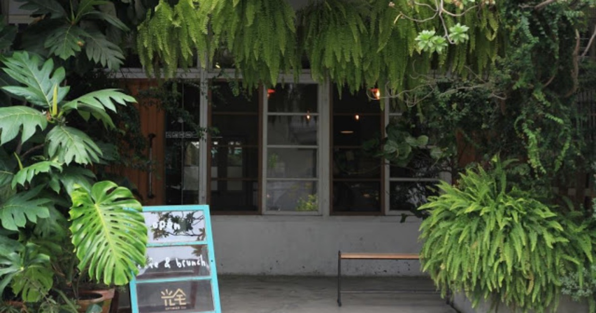 坐落於宜蘭，宜中路上的光宅238咖啡，以多樣且充滿綠意盎然的植栽妝點著門面，植物們將光宅的一樓立面，構築成寧靜道路旁的一隅窗景，躲在後面的情景，將會是如何，讓人感到相當好奇。