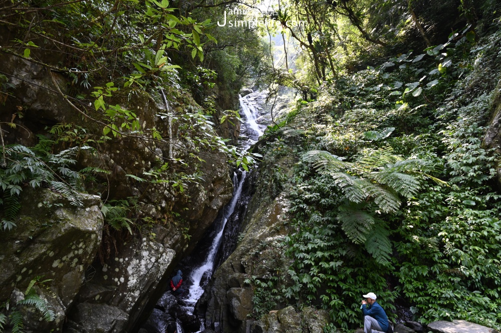 近夏天尾聲略感涼爽，走在烏來信賢步道，時間不必特別挑選，路面寬闊，重新整理後更為平坦好走，方便於嬰幼兒推車、輔助輪椅沿南勢溪右岸漫步，昇龍瀑布踏踏水，是全年親子及所有旅人們適合來健行散步的好地方。