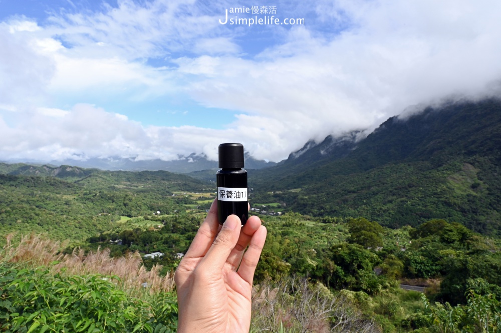 秋天是什麼味道，因為穿過野生獼猴住所台東泰源幽谷，往更深的山裡前行，經過這條溪馬武窟溪（其實是阿美族語音義過來的，撒網捕魚的意思），聽說流出去到太平洋大海，我們所在瑪洛阿瀧部落，就正好是河與海的交界處，溪、河跟尚德村大山山谷氣息，讓這瓶有木質香精油誕生在小村遠遠。