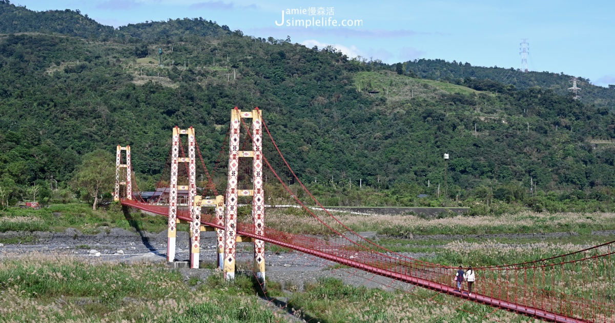 寒溪部落著名景點，「寒溪吊橋」長324公尺，是宜蘭縣第一長鋼索吊橋。多虧大好天氣，5座橋墩用以鮮豔色彩漆上原住民圖騰，跨越在寬闊河床「番社坑溪」宛如彩虹，格外醒目。