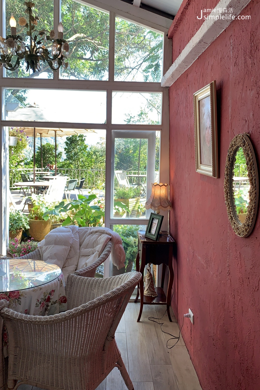 陽明山蒙馬特影像咖啡 裝飾偏甜的用餐環境與氛圍 室內空間