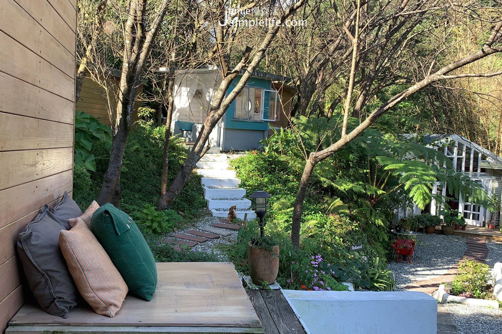 陽明山蒙馬特影像咖啡 裝飾偏甜的用餐環境與氛圍 黃色小屋發呆座位