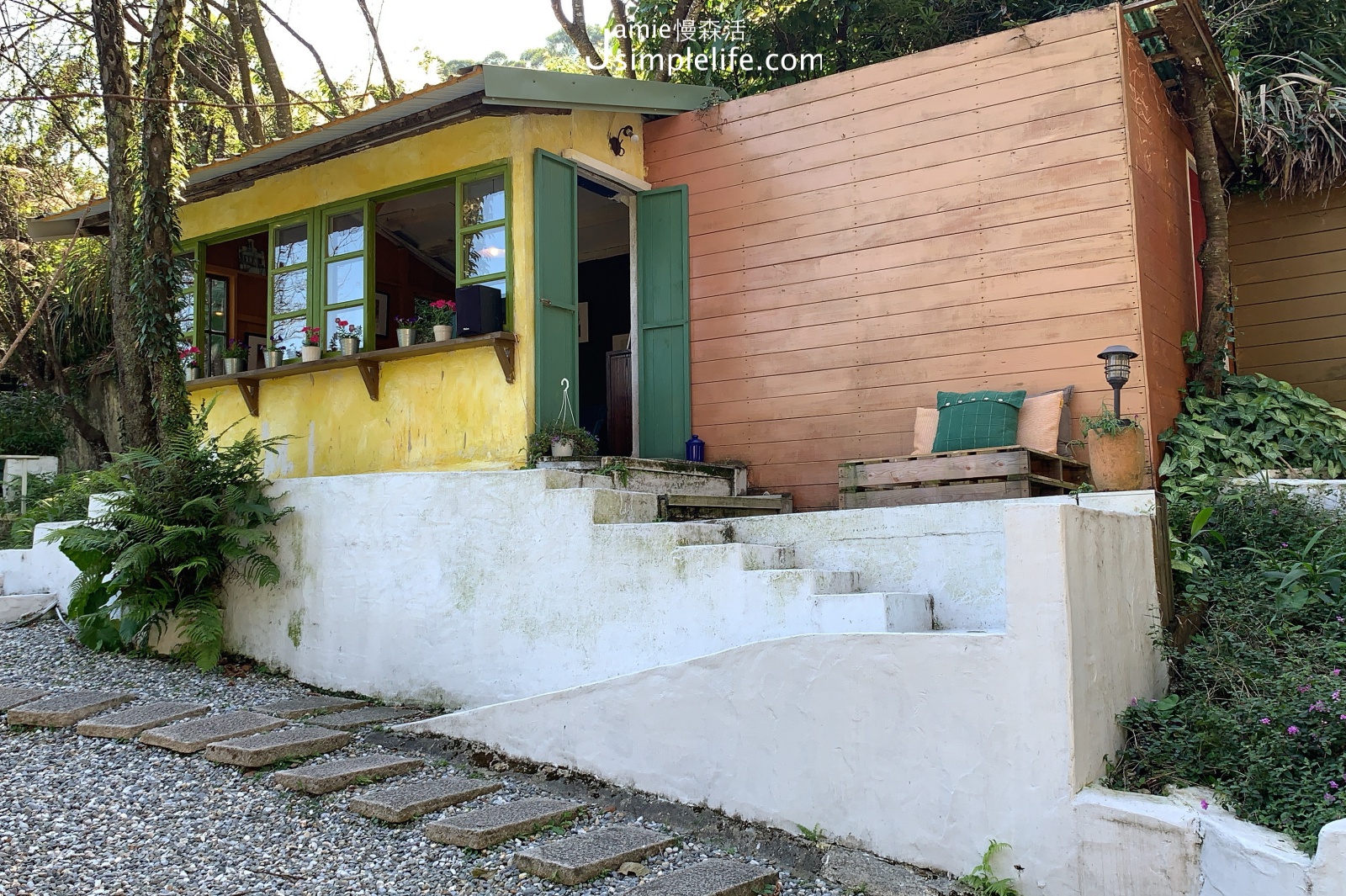 陽明山蒙馬特影像咖啡 裝飾偏甜的用餐環境與氛圍 黃色小屋外觀