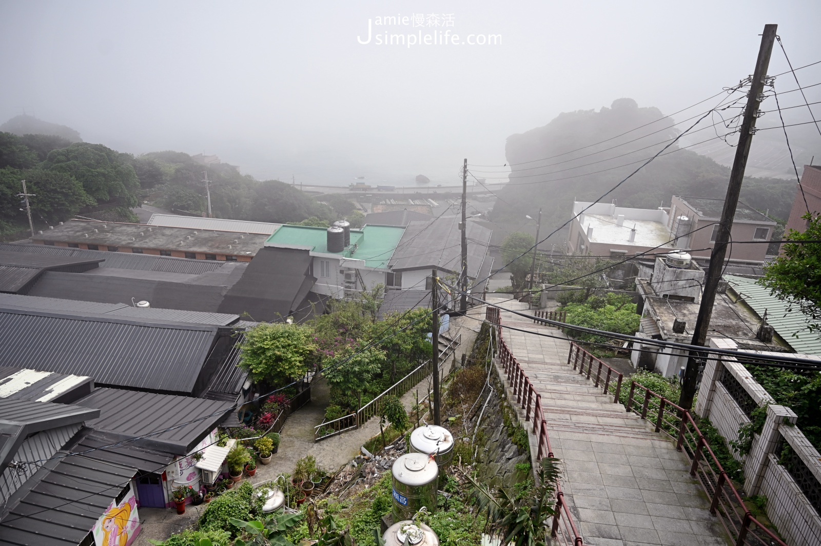 新北瑞芳「水湳洞聚落」漫賞山海閒適、5特色景觀 水湳洞聚落屋頂使用如黑色柏油「油毛氈」