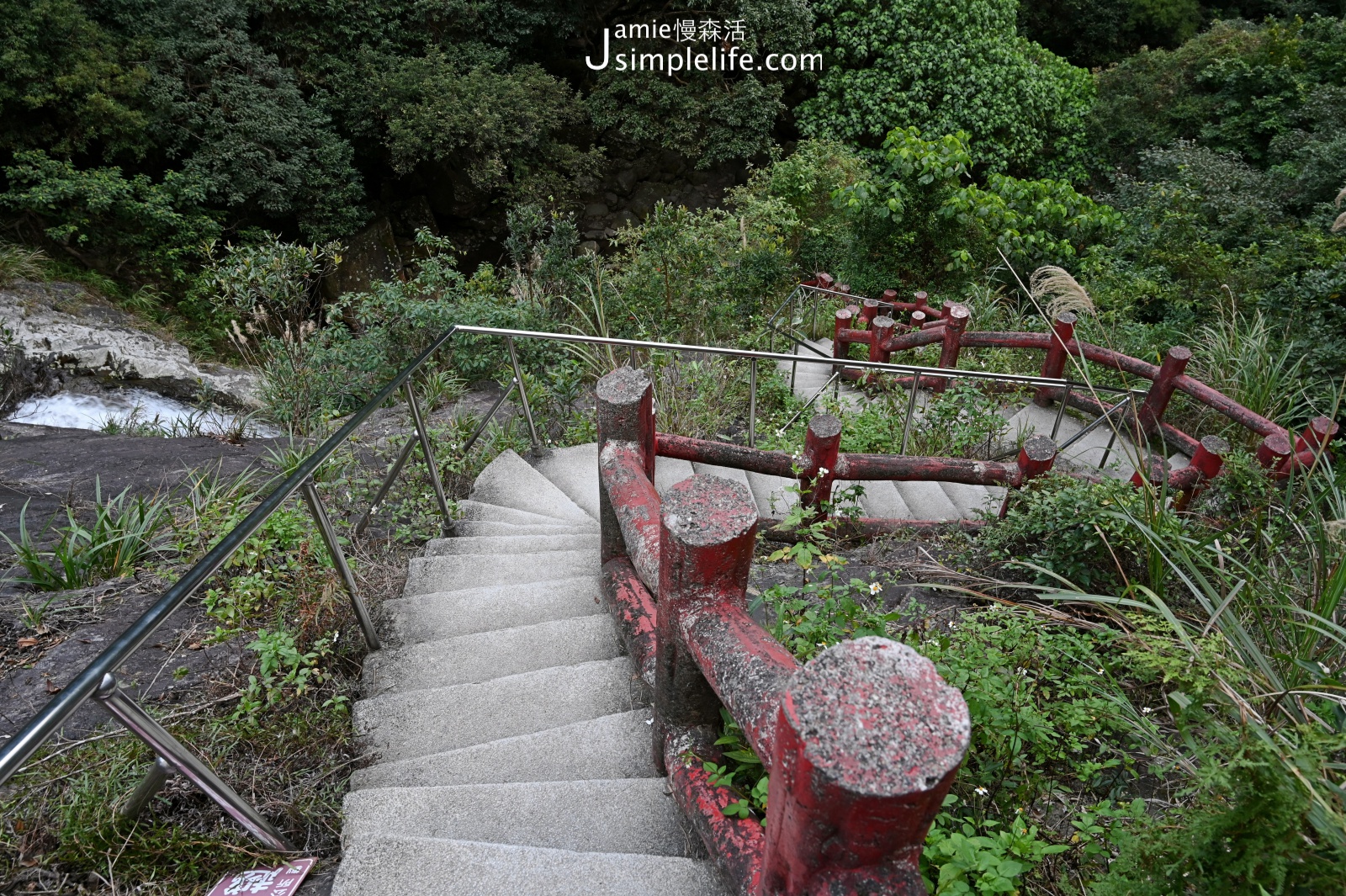 輕鬆欣賞「猴洞坑瀑布」美麗之景 猴洞坑瀑布170級石階梯
