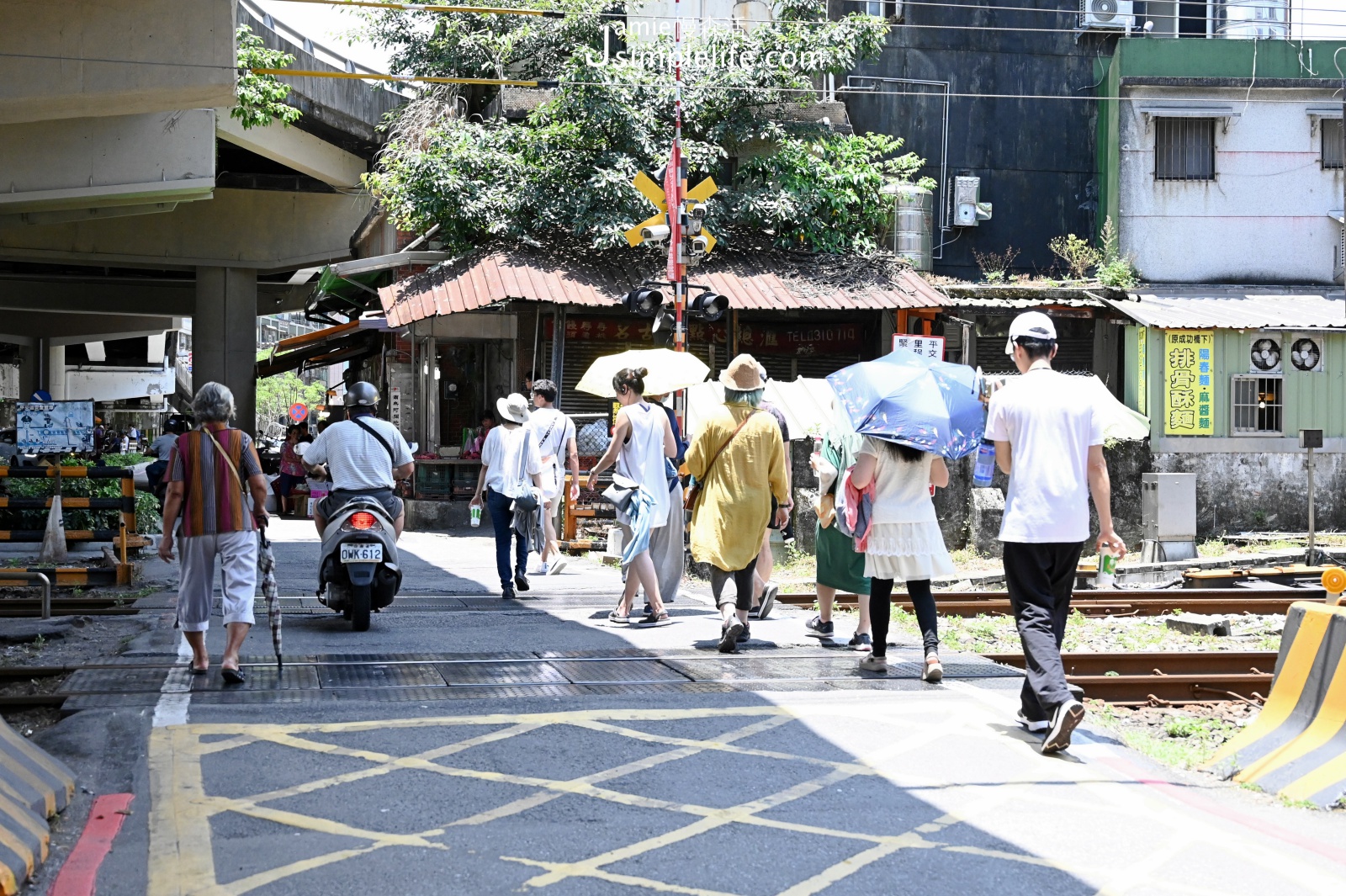 通往基隆百年防空洞途經平交道