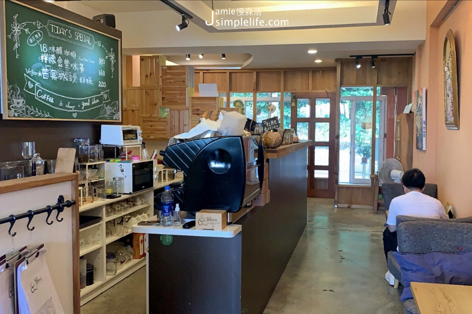 開在新北石碇區台9線上的18咖啡 店內空間
