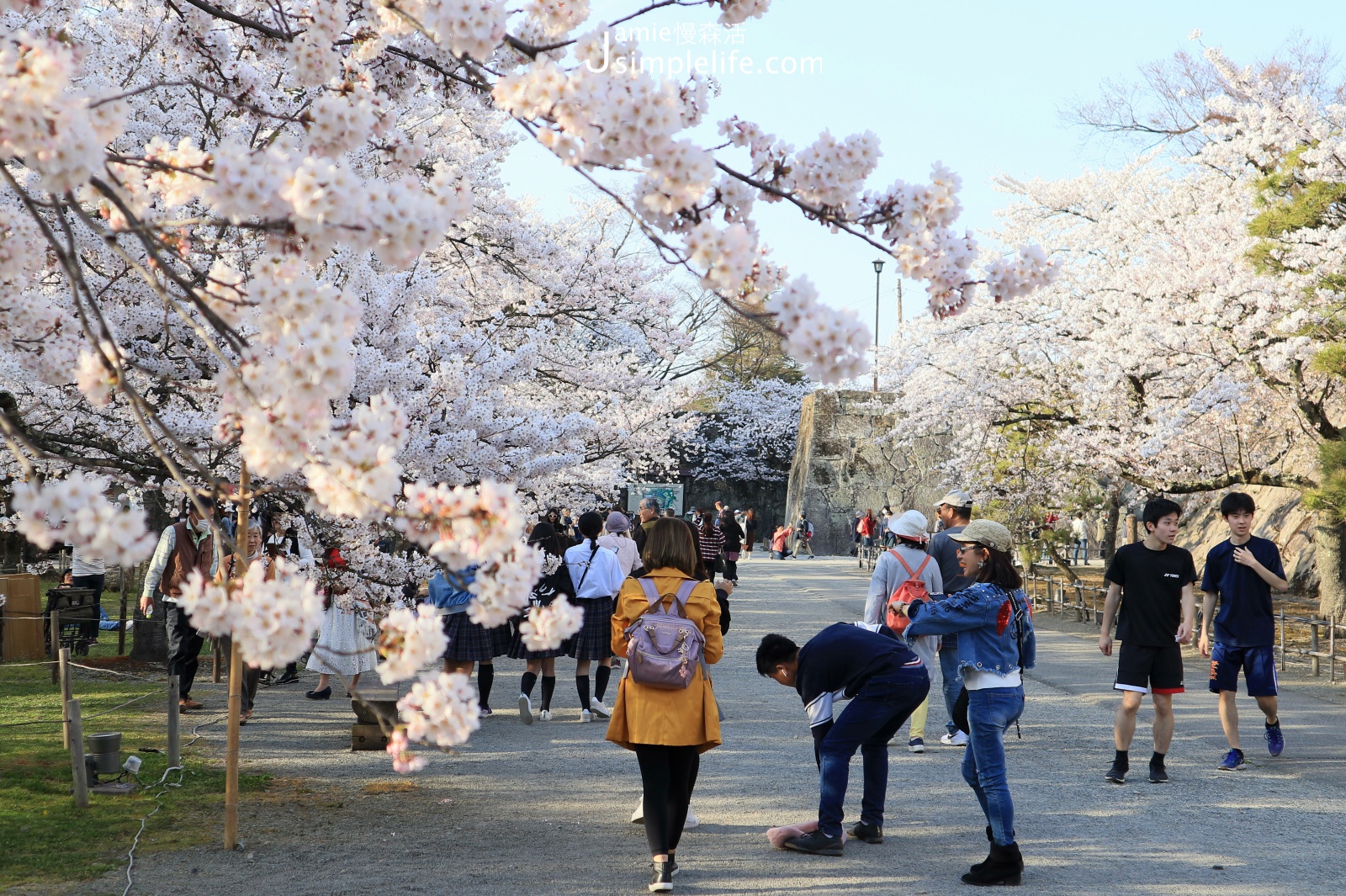 學生、上班族及觀光客漫步在日本福島會津若松城