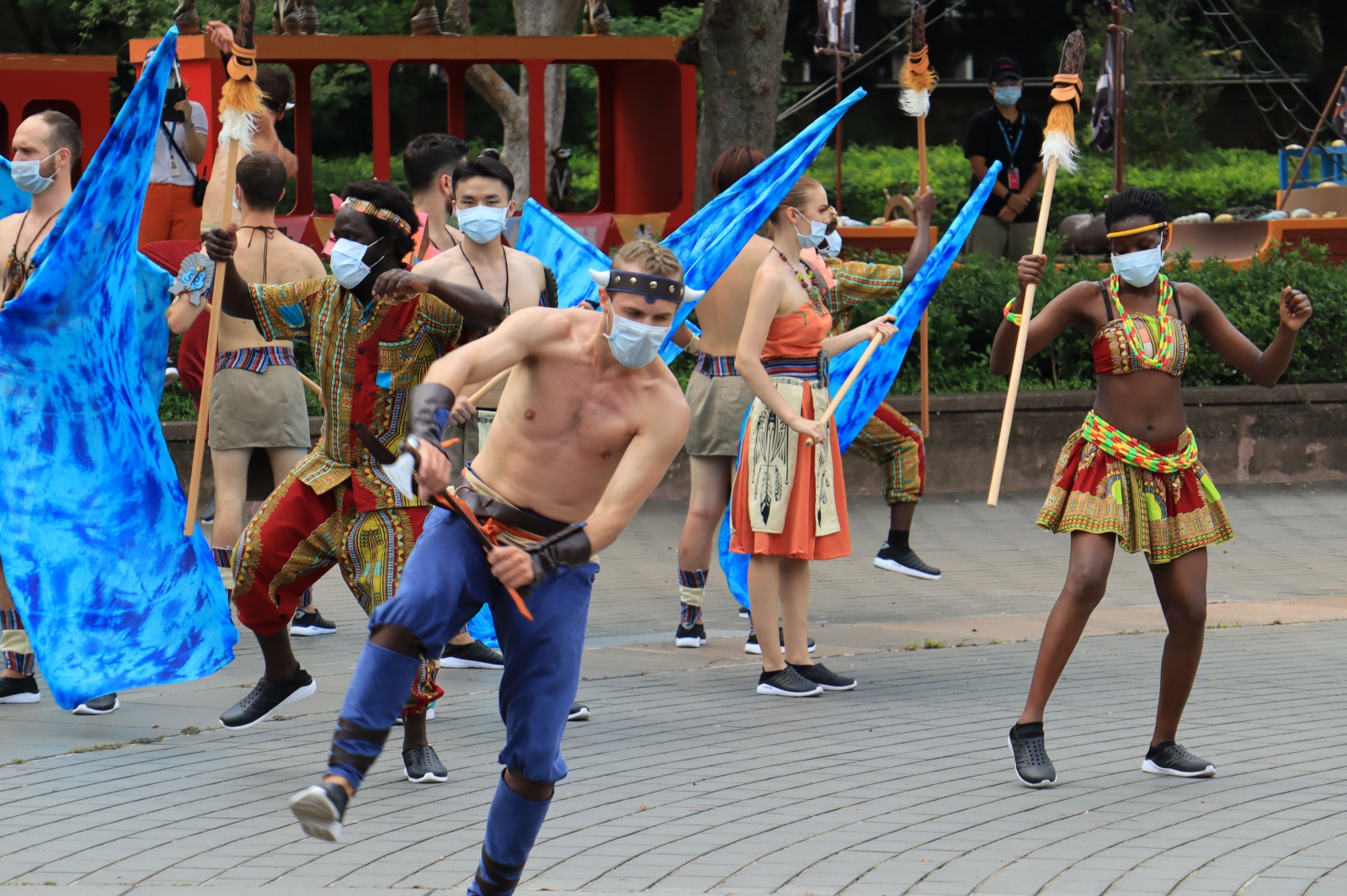 六福村暑假期間推出「部落狂歡」主題活動，精彩限定演出海盜部落大遊行-達努嘉年華。圖 六福村提供