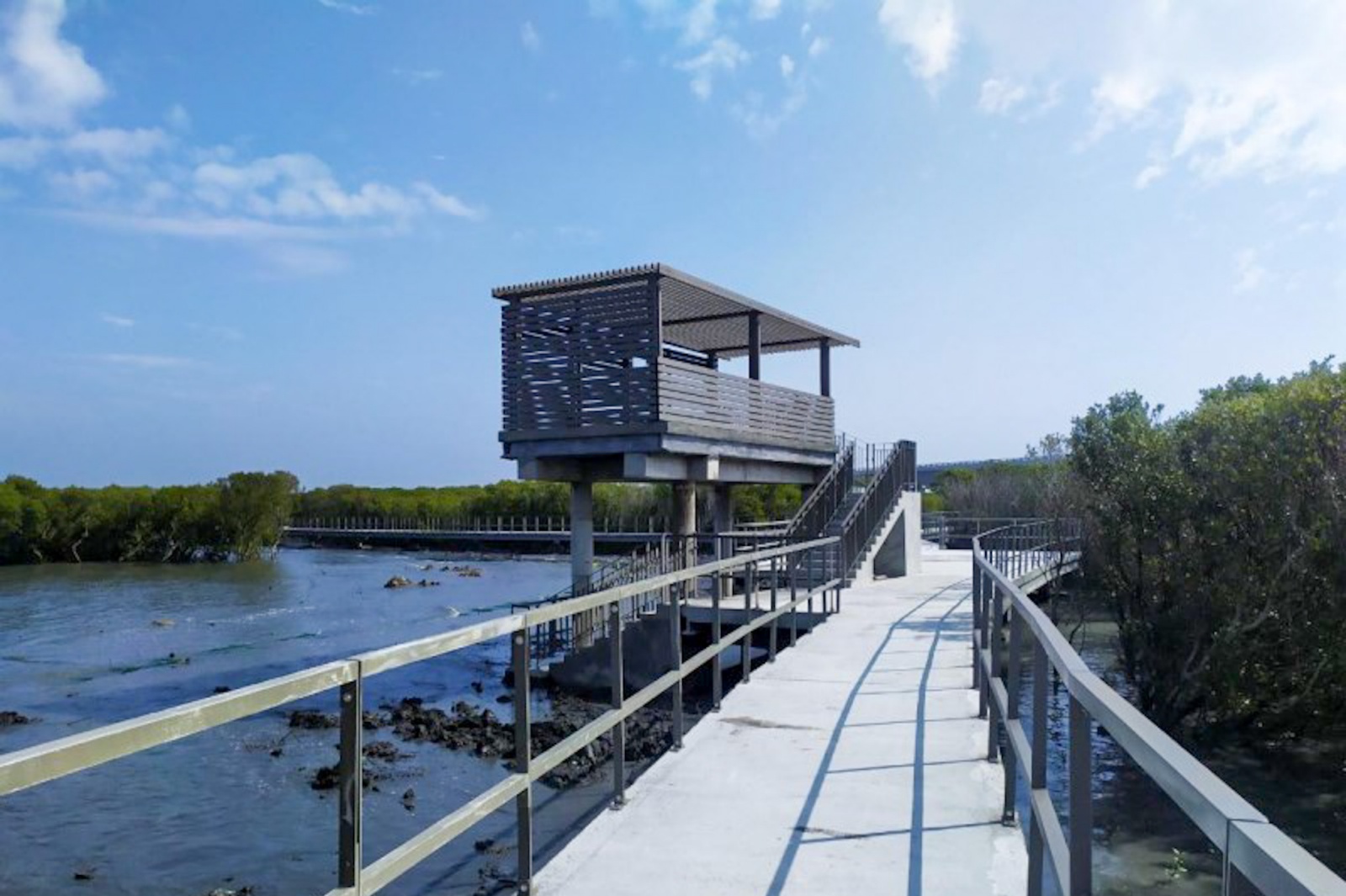 漫步彰化純白「芳苑濕地紅樹林」海空步道，觀夕陽新景點