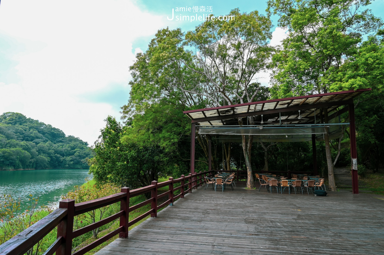 沙湖壢咖啡館戶外座位區與一旁湖景