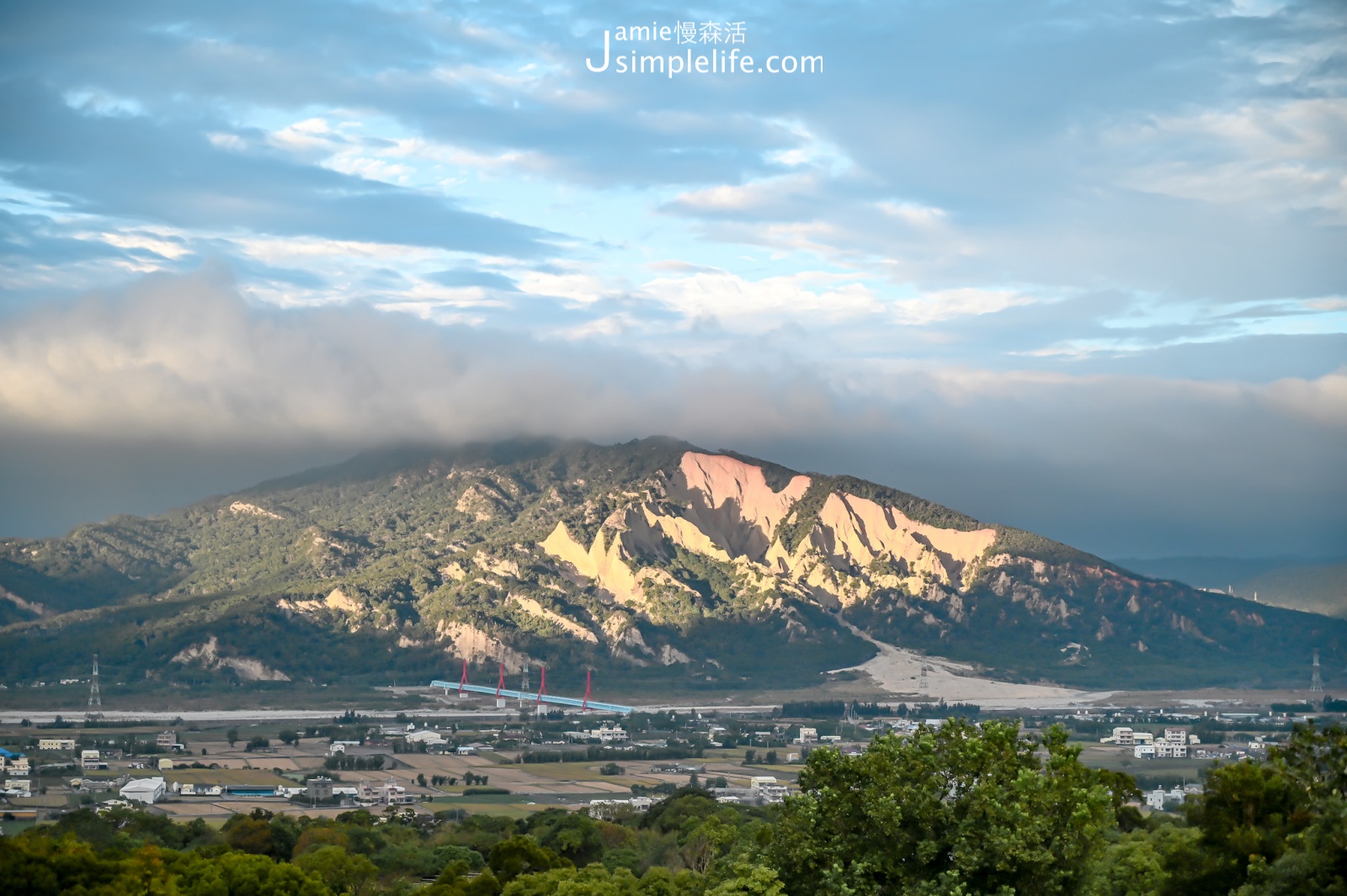 台中后里新月大地 近觀火炎山