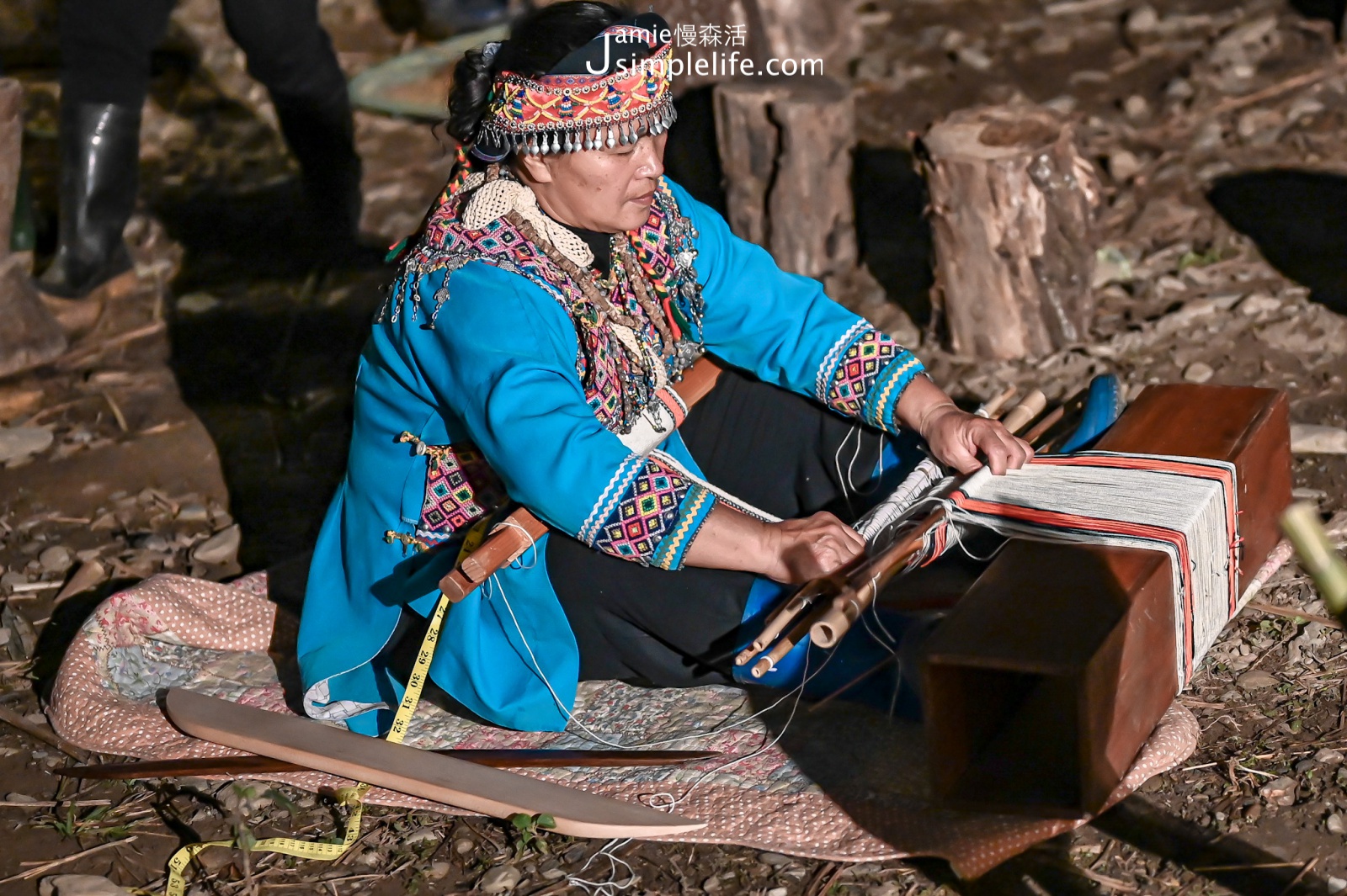 台東海端鄉 崁頂部落「月光下小米鞦韆餐桌」布農射耳祭演出 女生在家織布