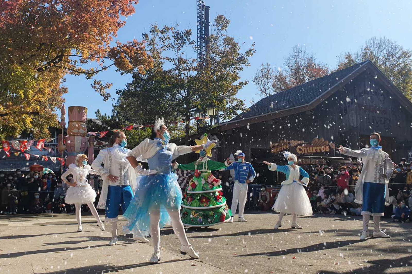 六福村飄雪耶誕遊行，充滿濃濃節慶氣氛。圖 六福村提供