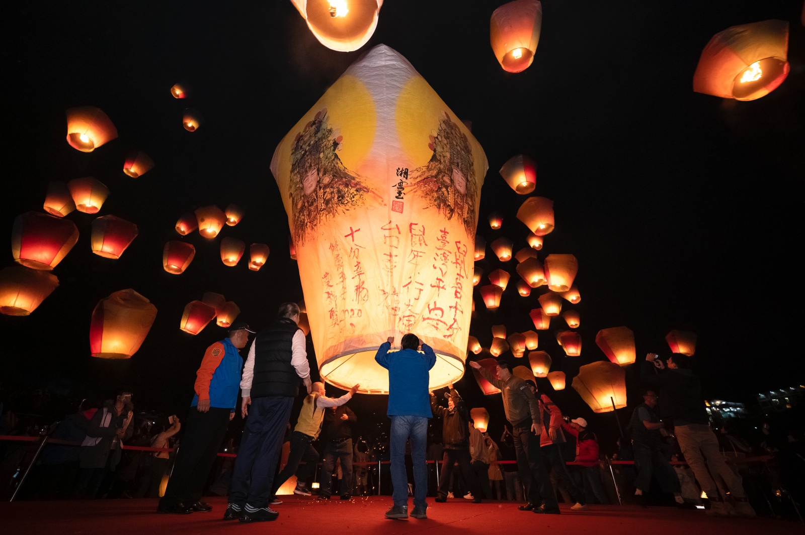 「2022新北平溪天燈節」齊飛百盞天燈向世界祈福