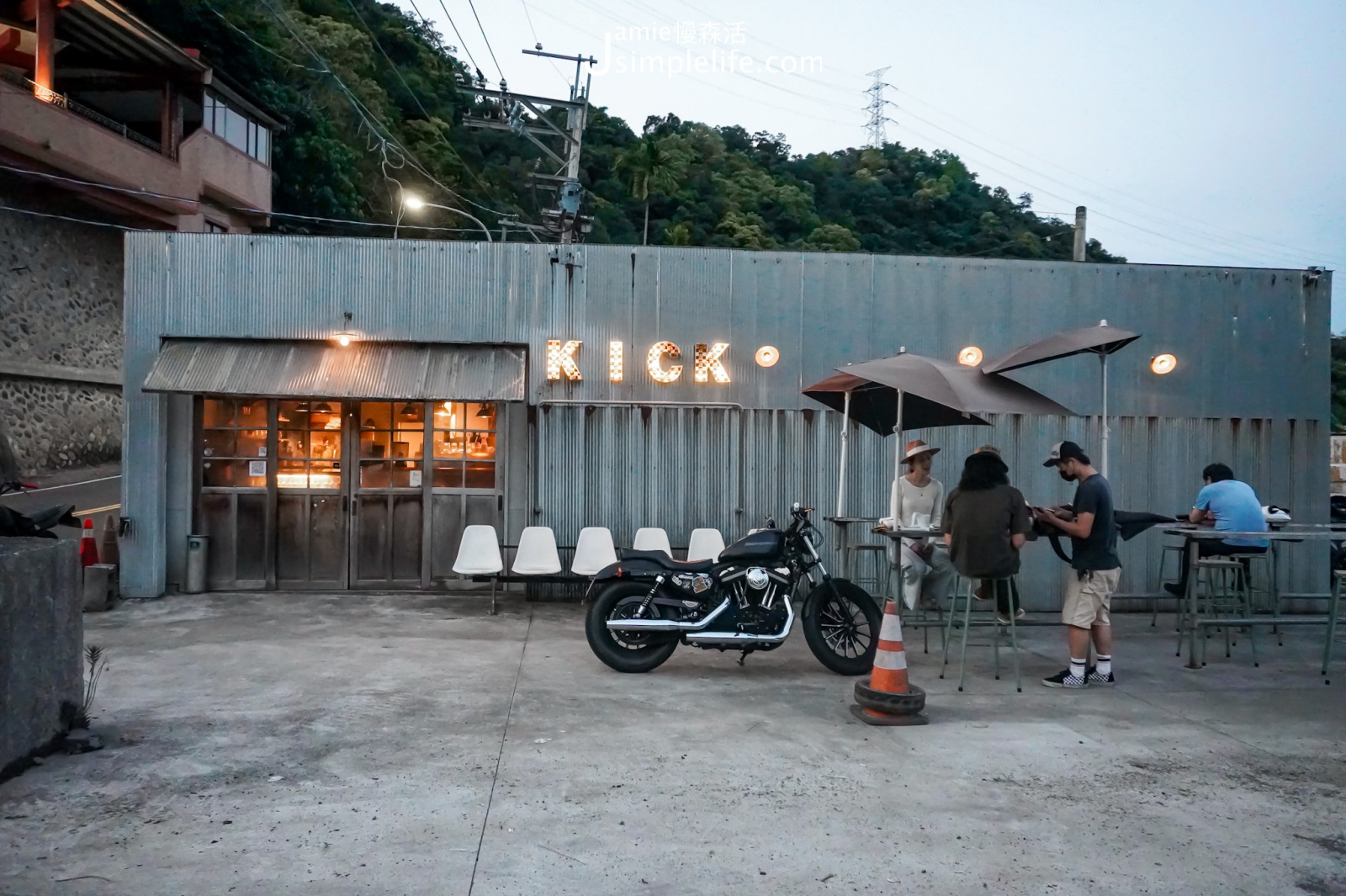 新北新店區「KICK Burger」漢堡咖啡店  戶外空間