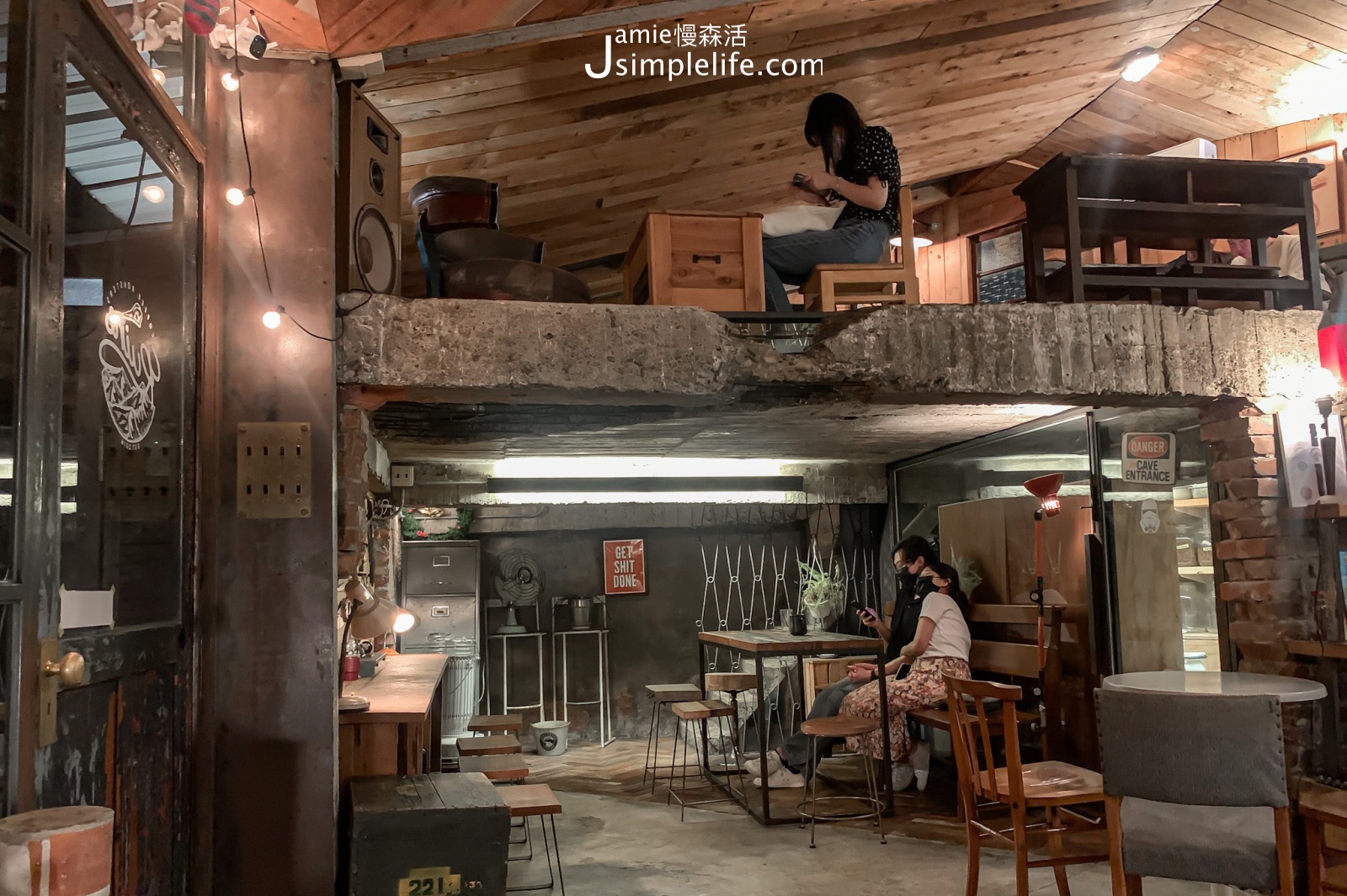 台北文山區「Ruins Coffee Roasters」小廢墟咖啡館 店內閣樓空間