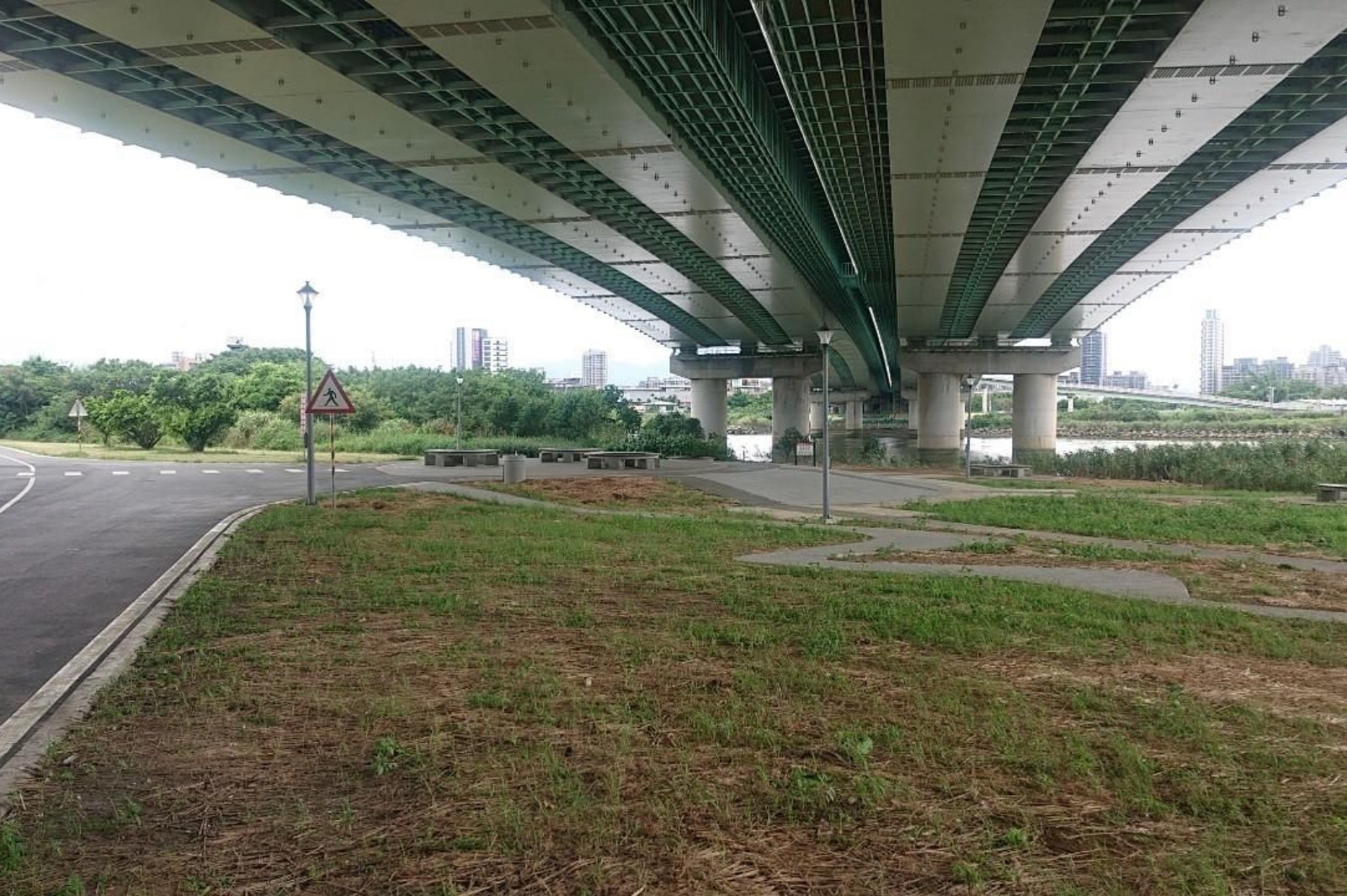 台北北投區 洲美快速道路下方自行車道