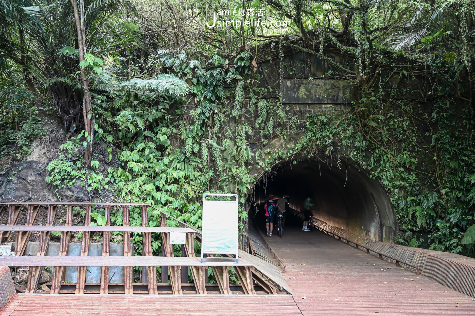 新北雙溪區 近休憩服務站（雙溪端）隧道口
