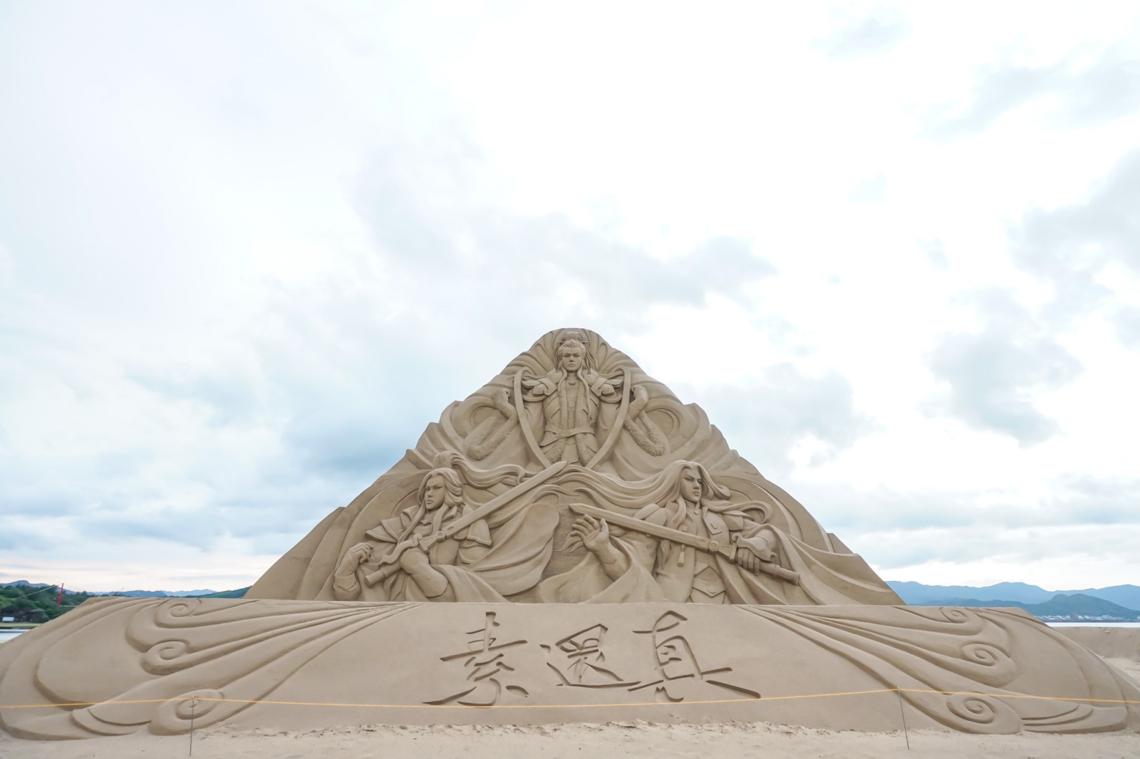 2022福隆沙雕藝術季「霹靂傳奇‧掌中天下」霹靂布袋戲主沙雕作品，男主角「素還真」 在福隆海水浴場