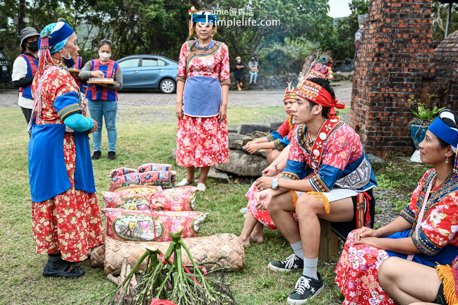 屏東恆春鎮 牡丹鄉 高士排灣族傳統婚禮  女巫開始為嫁妝、為新人進行祈福儀式