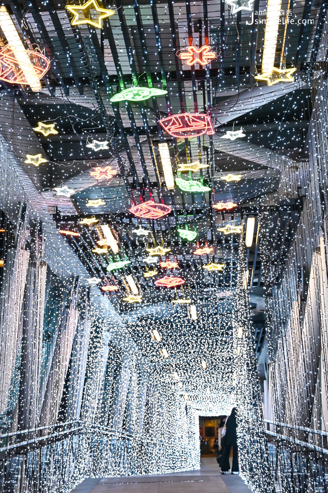 2022新北歡樂耶誕城 縣民大道上麗寶天橋的「銀河星廊」，融入你我熟悉的經典電影元素