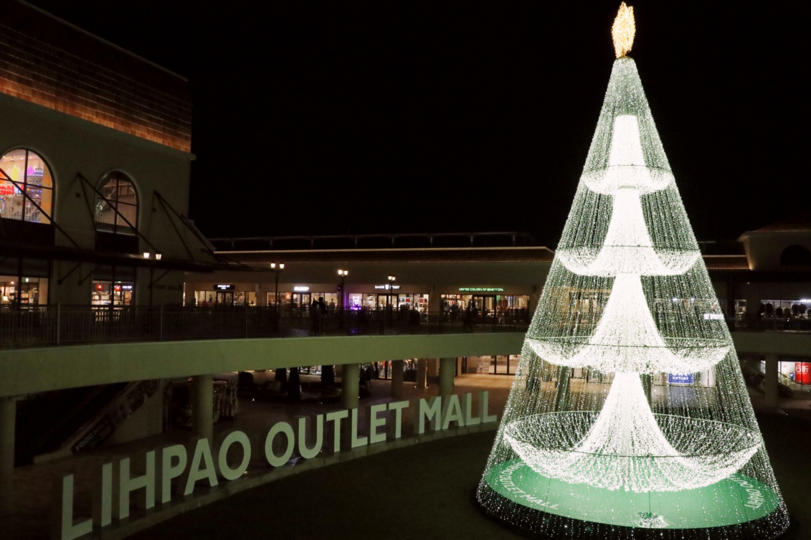 台中麗寶耶誕新年城 高6層樓的主燈「米娜瓦之樹」