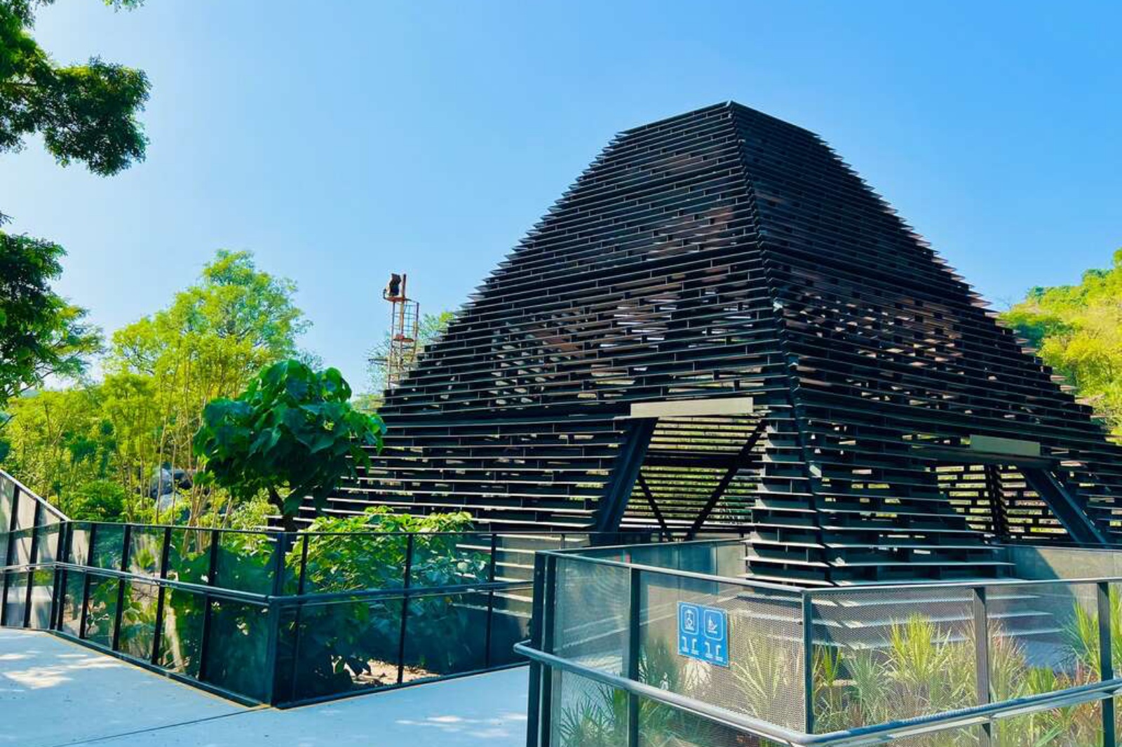 高雄鼓山區壽山動物園 園區內「空中展廊」獸舍