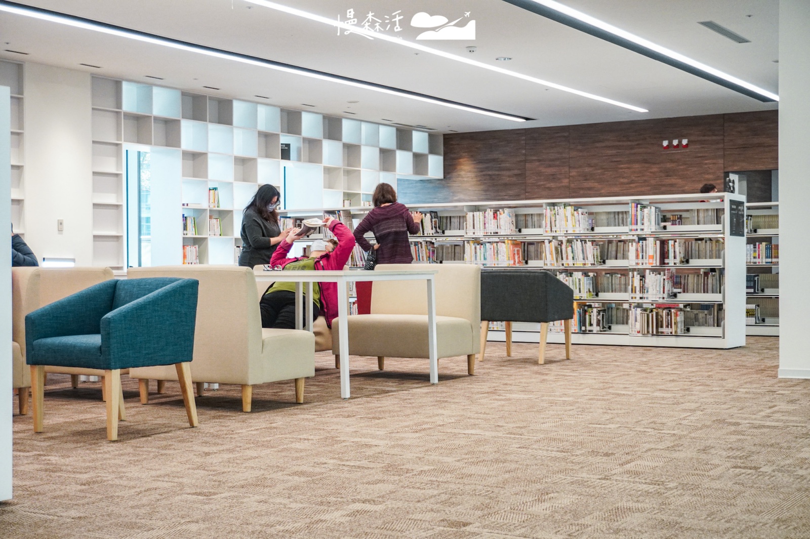 桃園市立圖書館新總館 館內2樓樂齡閱覽區空間