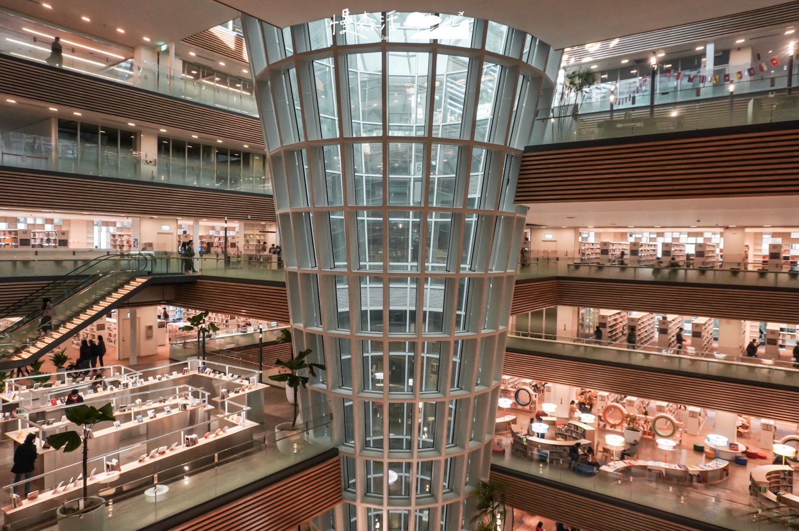 桃園市立圖書館新總館 圓錐狀環保節能通風採光井 館內空間