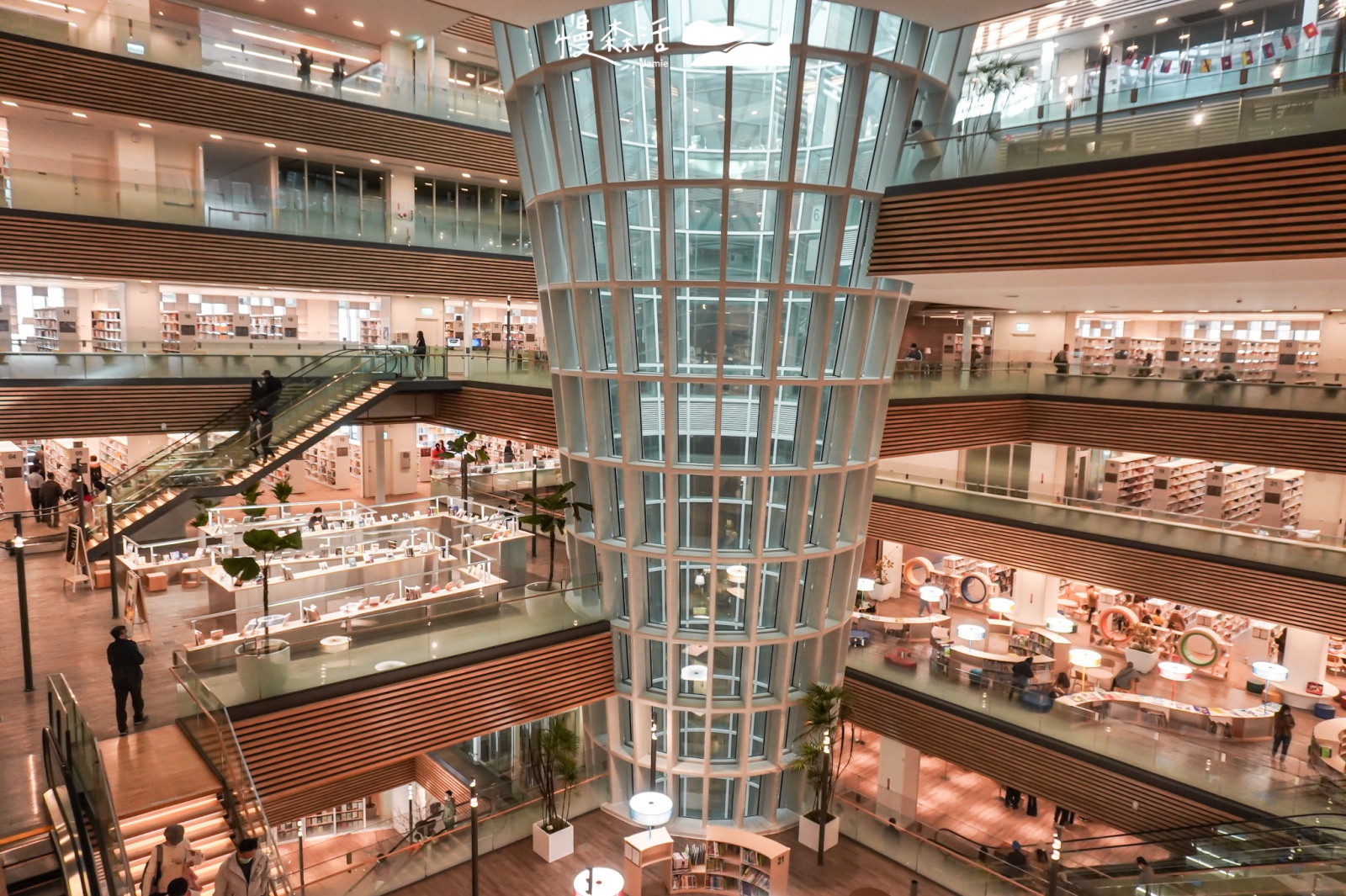 桃園市立圖書館新總館 圓錐狀環保節能通風採光井 館內空間