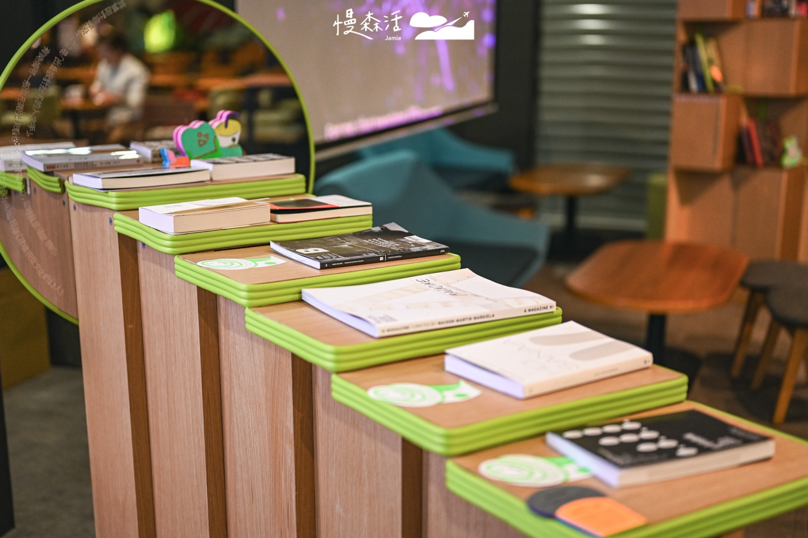 台北星巴克信義經貿門市 星巴克與500輯共同打造「質青閱覽室」