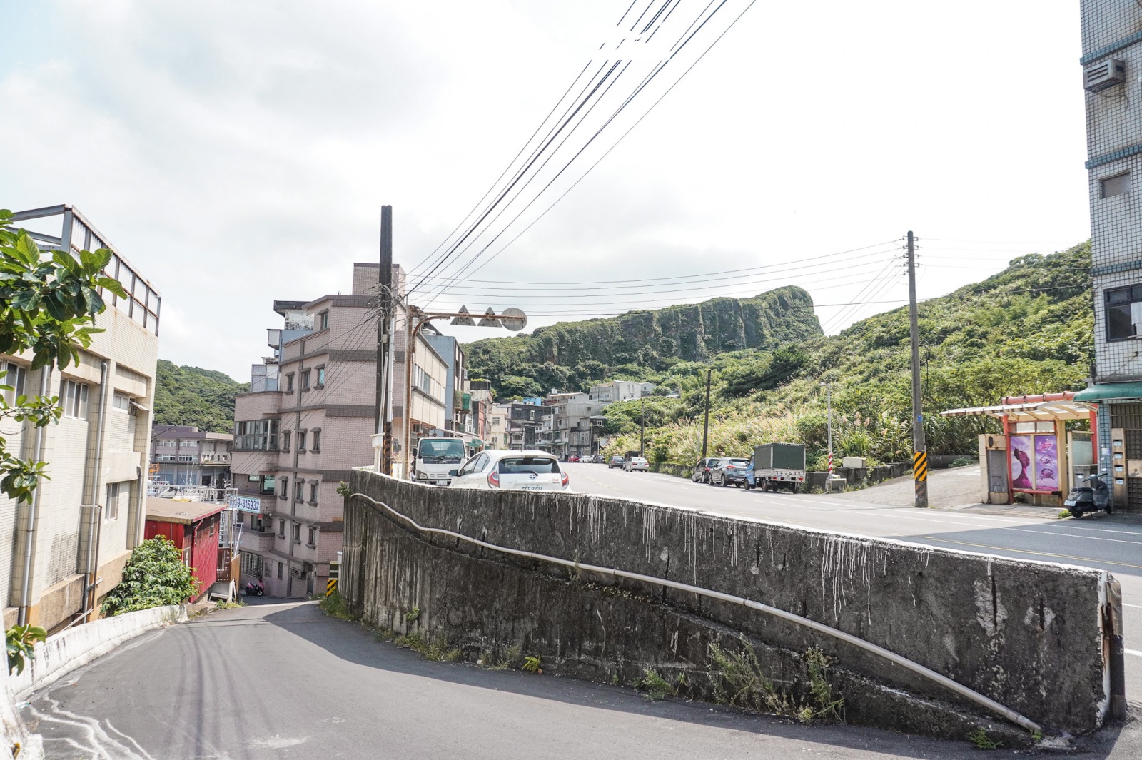 新北萬里區 往野柳漁港下坡路口