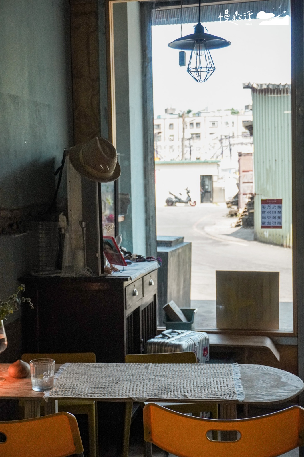 新北萬里區 野柳漁港邊「言方yenfang」咖啡館內