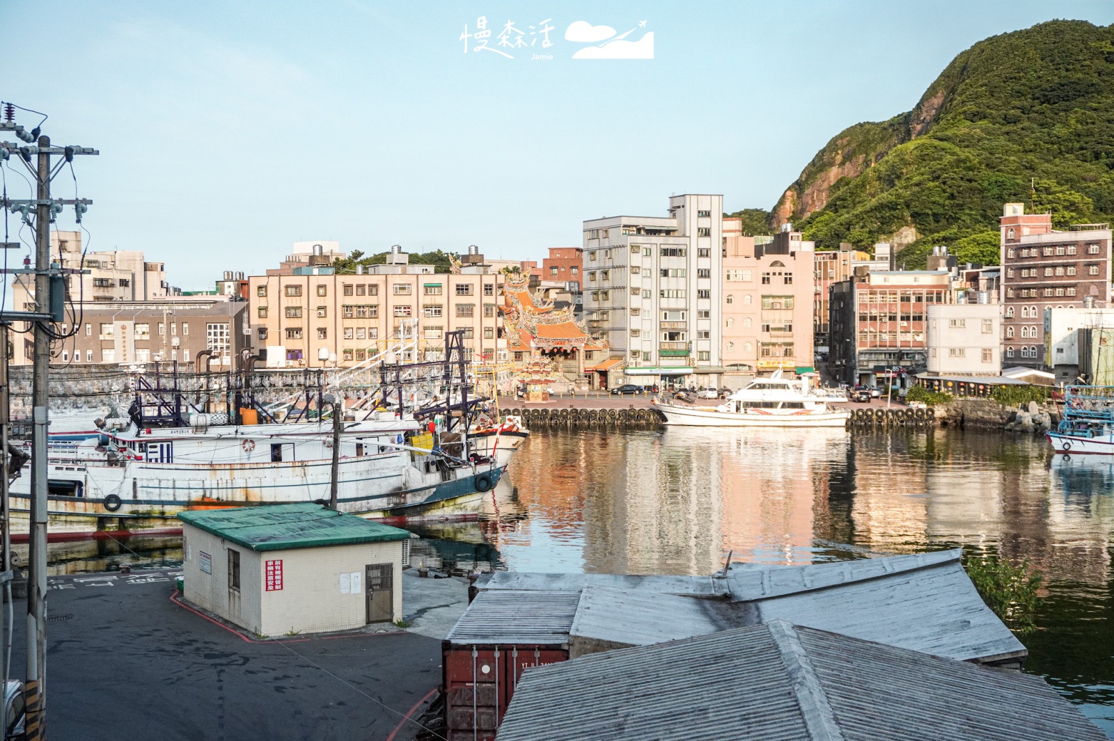 新北萬里區 野柳漁港邊「言方yenfang」咖啡館 2樓窗邊風景