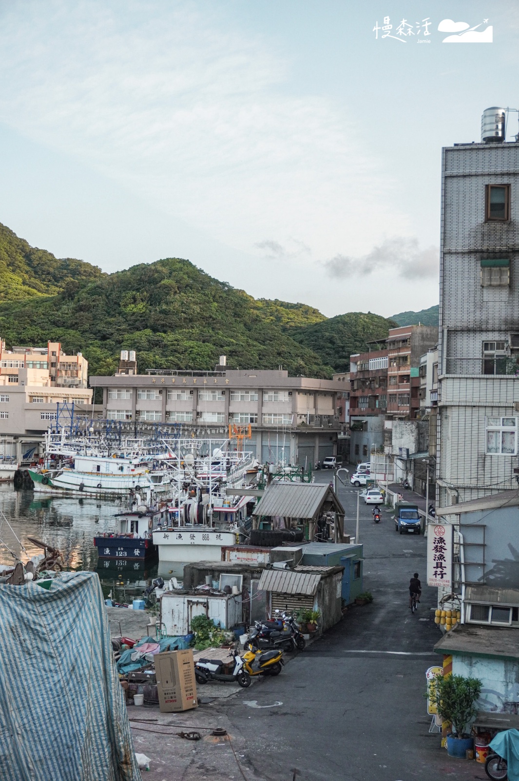 新北萬里區 野柳漁港邊「言方yenfang」咖啡館 頂樓露台看出去的風景