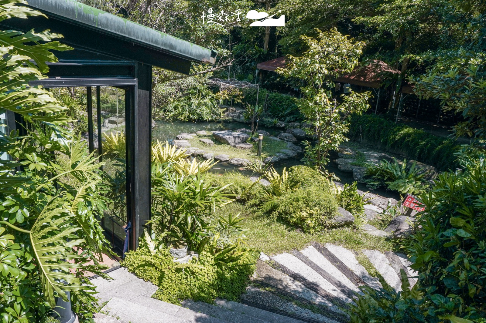 台北內湖區碧山巖 煮雲軒茶館庭院