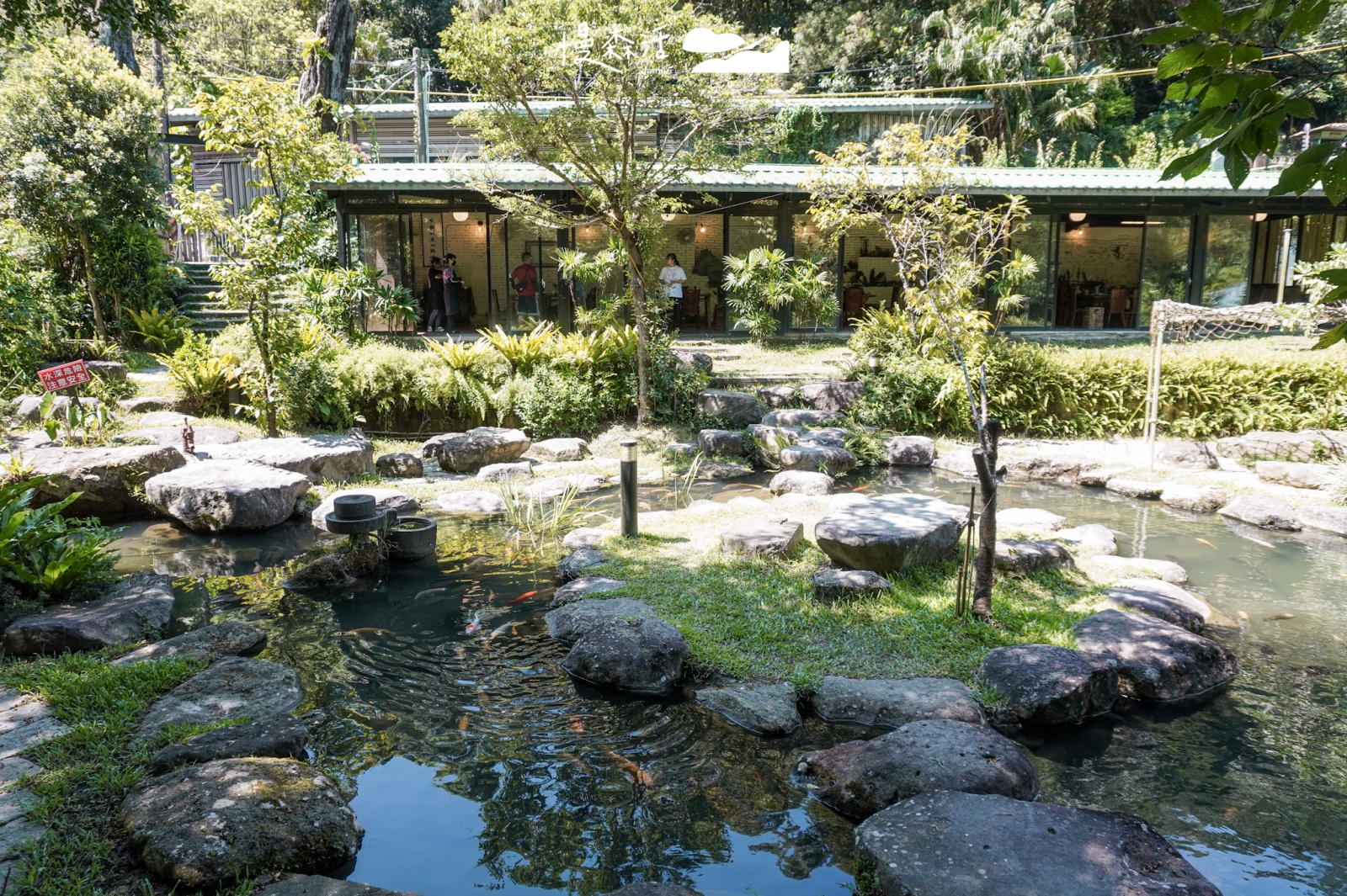 台北內湖區碧山巖 煮雲軒茶館半開放式座位區與庭院