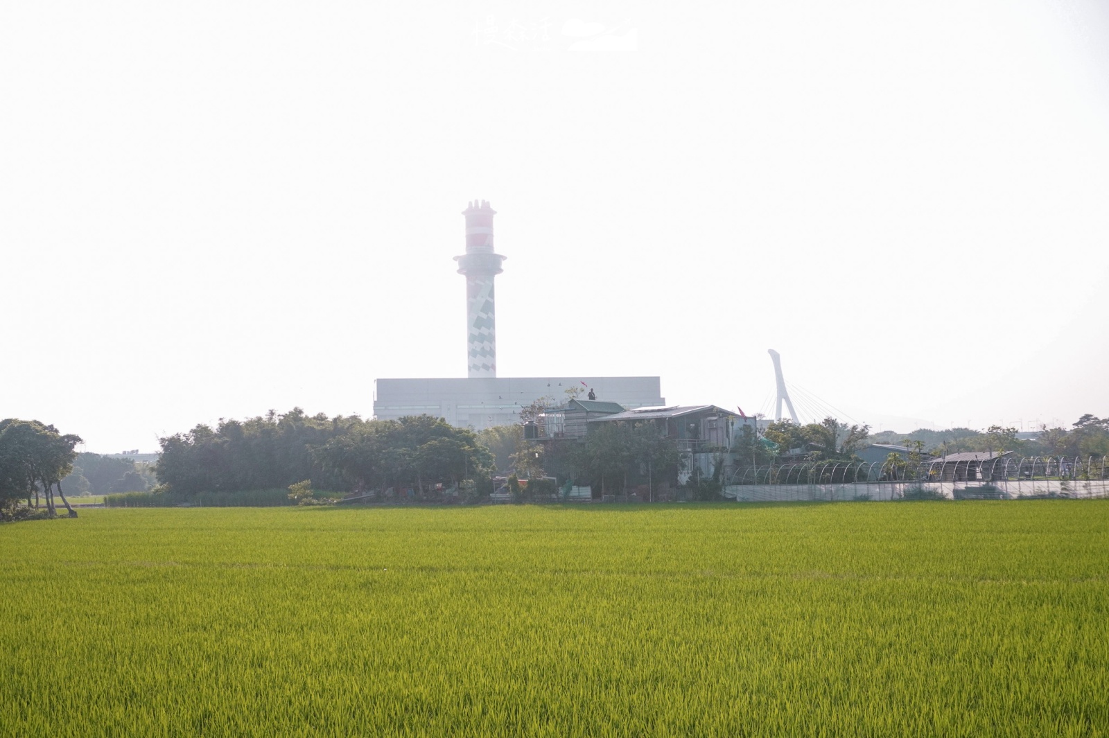 台北市北投區「舊雙溪河步道」田園與北投垃圾焚化廠煙囪