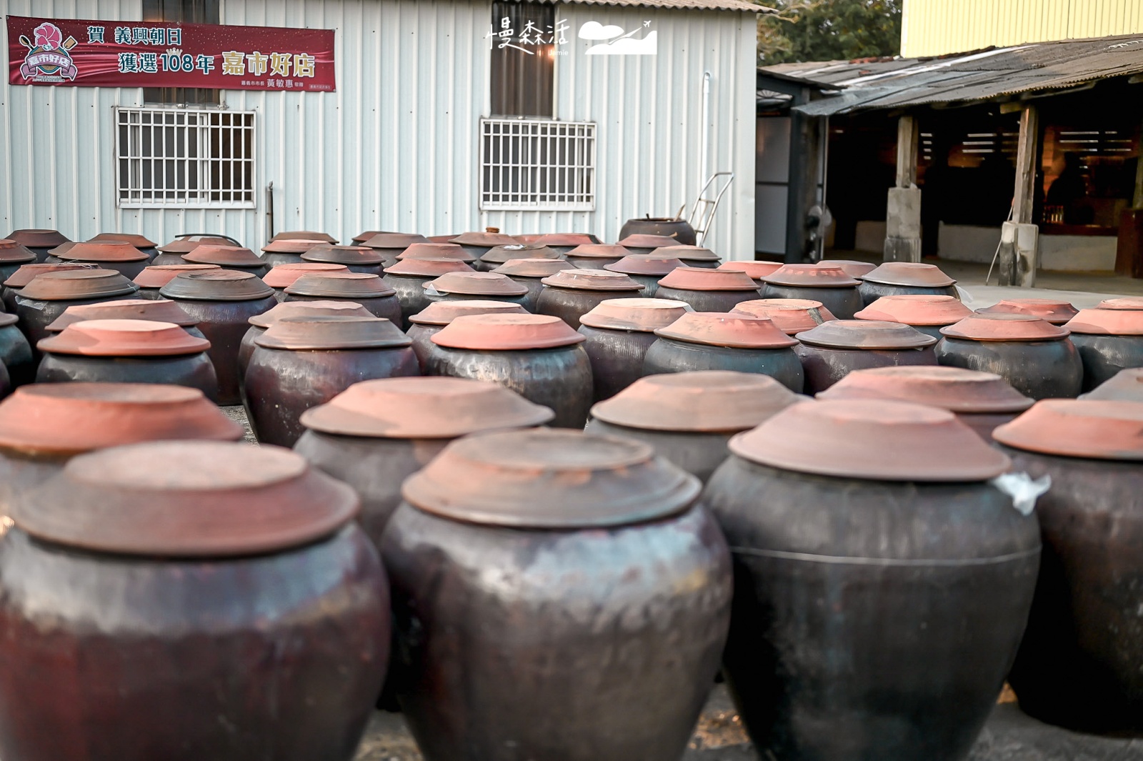 嘉義「義興嘉釀」醬園 在甕中進行日曬的豆子