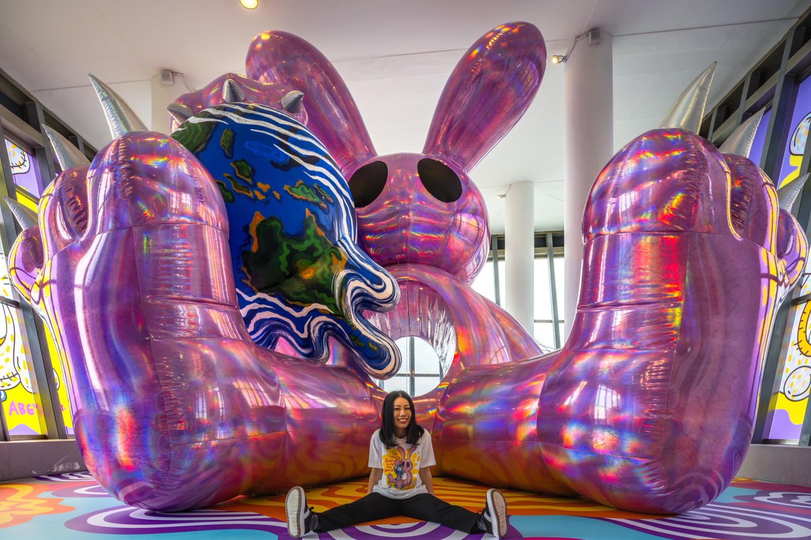 屏東車城看海美術館 華麗的綻放：女性藝術家的美學之旅展覽 「貪食兔」作品與藝術家