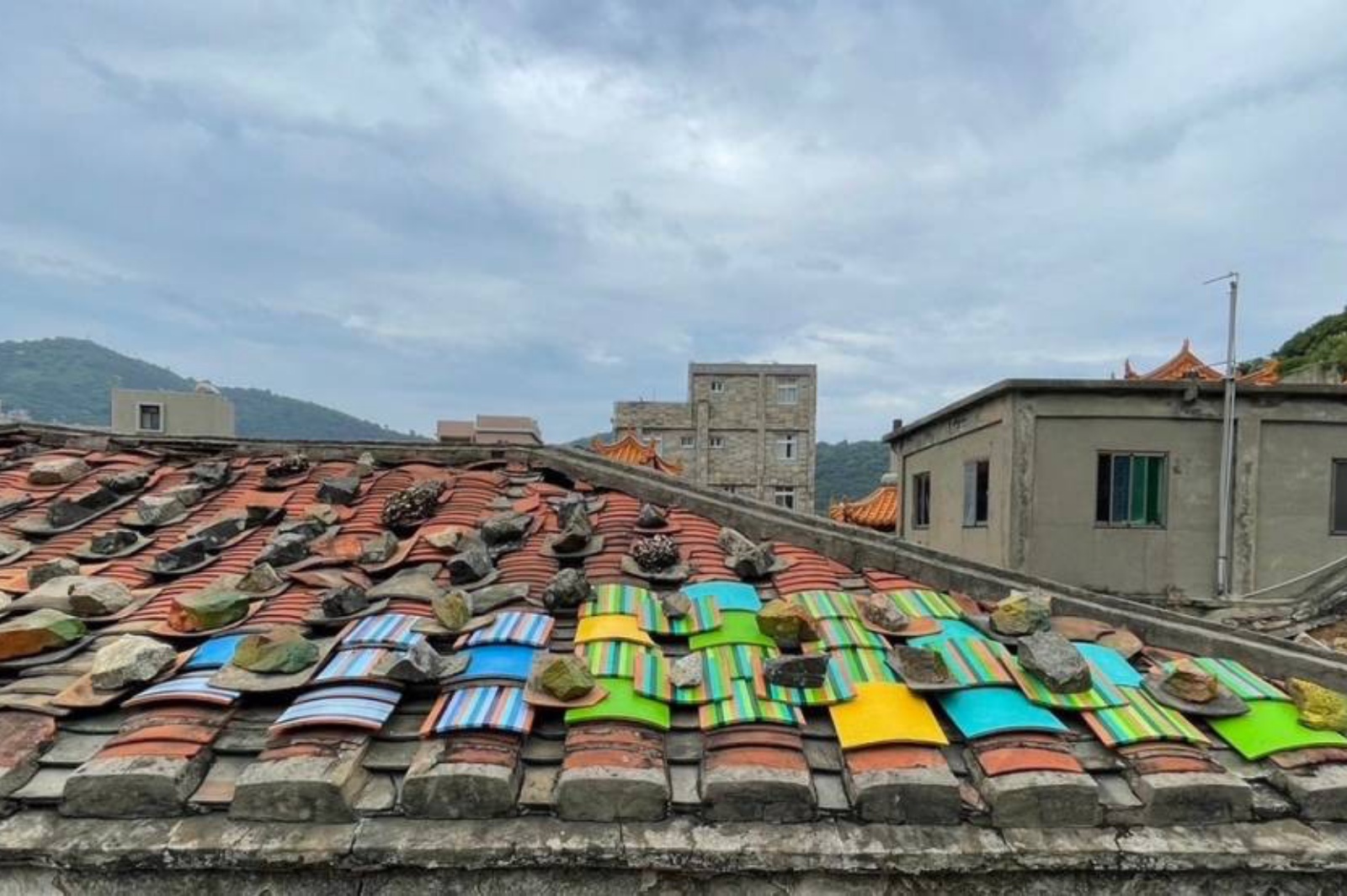 第二屆馬祖國際藝術島  生紅過夏 藝術游擊 地方_記憶、想像與認同《色彩代數記號》-屋頂篇》