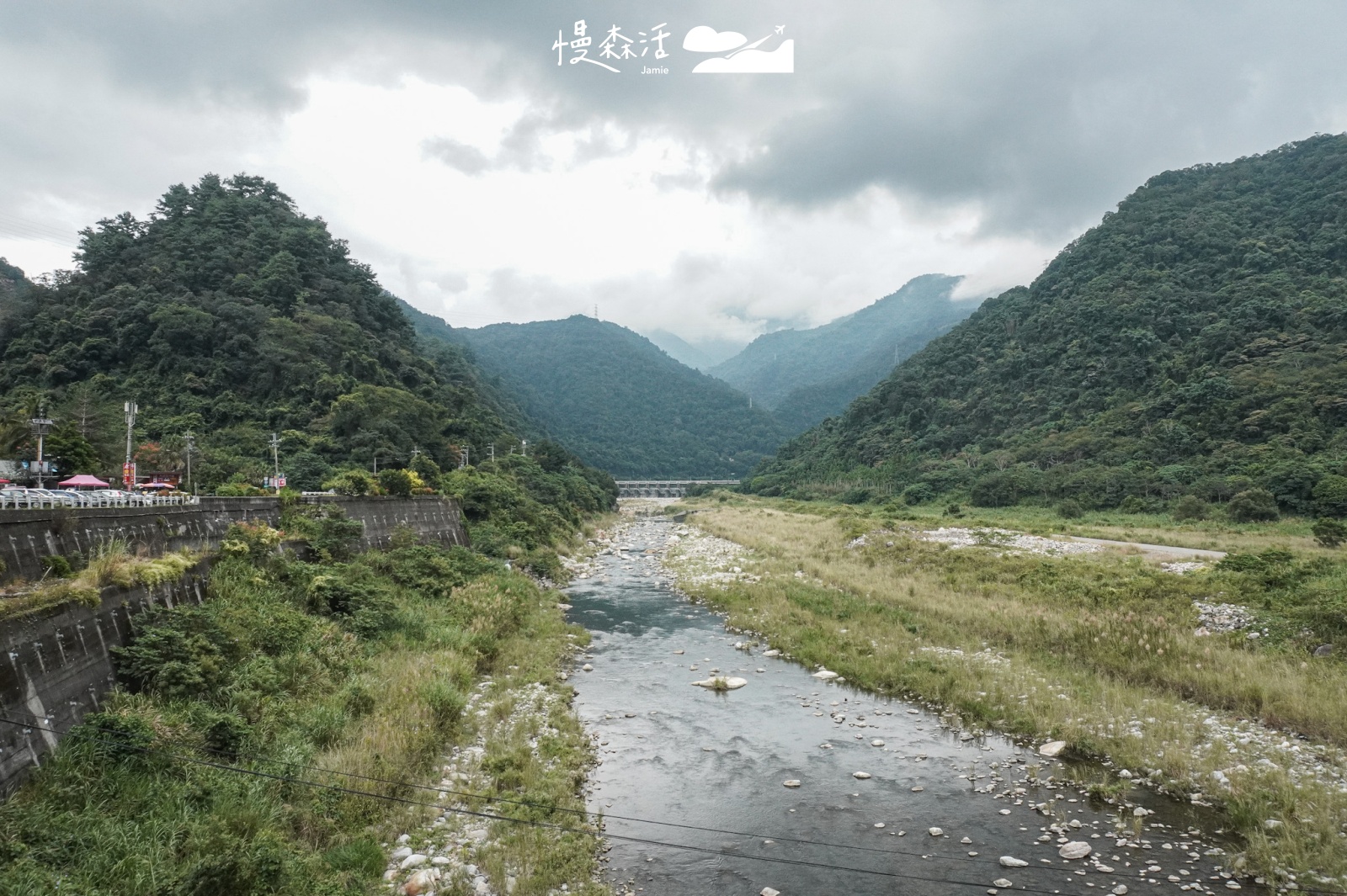 台中市和平區「白鹿吊橋」橋上瀏覽的風景