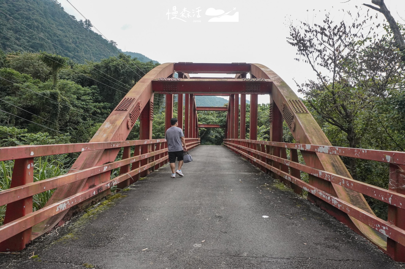 台中市和平區 白鹿吊橋對面的紅色鋼拱橋