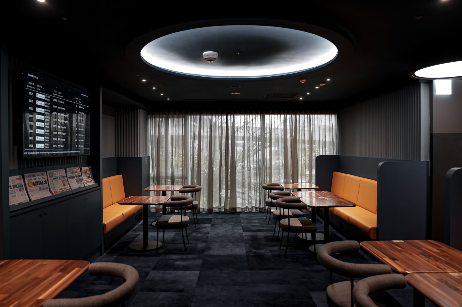 星宇航空Galactic Lounge貴賓室 商務艙空間則以莫蘭迪色系為主調，採用大量線條與弧形設計展現出開闊舒適的氛圍